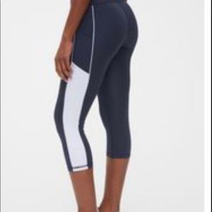 Gap high rise Capri Leggings in Sculpt Revolution